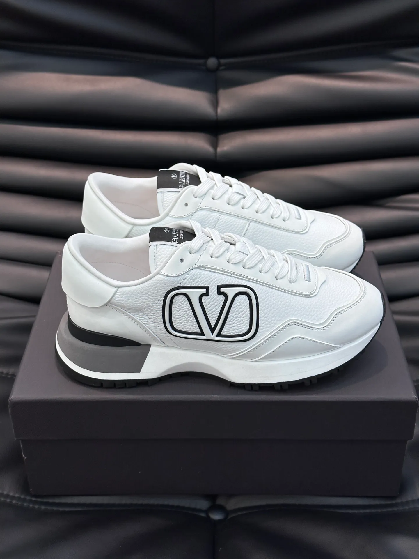 P540💰 Product trademark: VALENTINO "Valentino" Regular size: 38-44 [45 customized] Product material: Warren men's casual sports shoes, made of imported first-layer cowhide, with brand emblem on the tongue, rivet rubber outsole, non-slip, wear-resistant and shock-absorbing, cowhide lining foot pads, comfortable and breathable, with original box packaging equation bag!